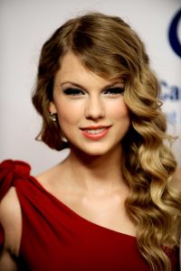 Taylor Swift Visible Hair Extensions